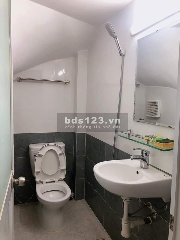 Bán nhà nguyên căn ô tô đỗ cửa kế chợ Bà Chiểu, diện tích 50m2, giá 5.5 tỷ, còn mới vào ở ngay