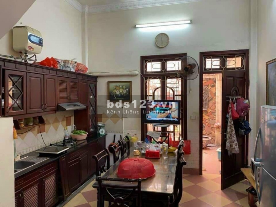 Bán nhà gần phố Láng Hạ, ở và kinh doanh đều tốt, 35m2, Mặt tiền 4.2m, vuông đẹp, giá 3.95 tỷ.