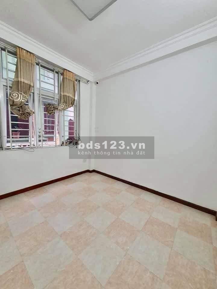 Bán nhà nguyên căn mặt phố Đức Giang, căn góc diện 112m2, giá bán 16 tỷ, sổ đỏ có sẵn