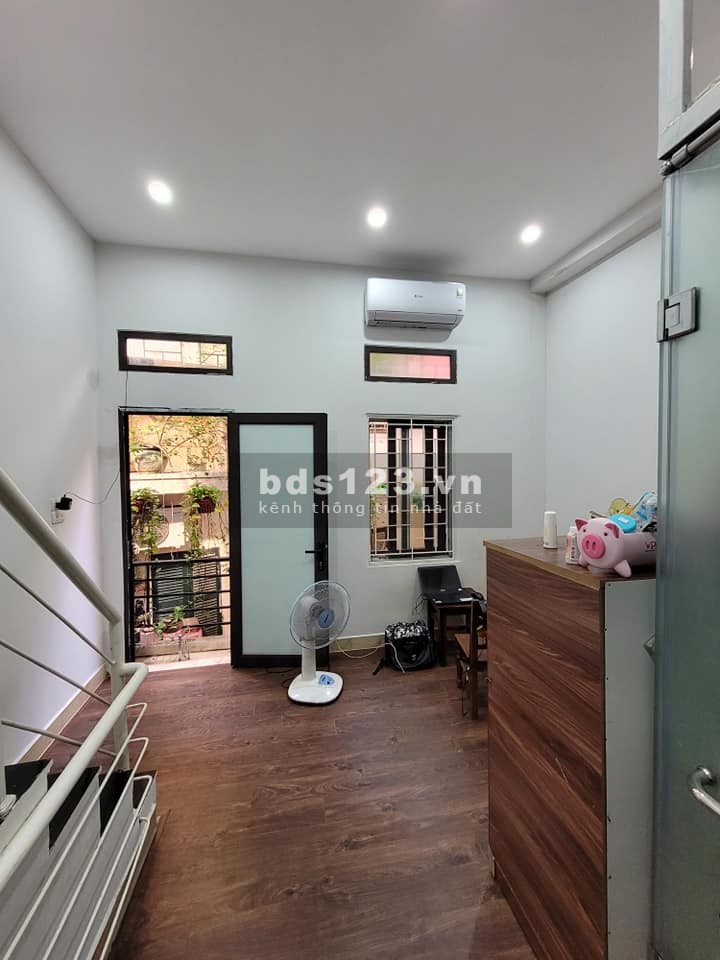 Cực hiếm nhà mặt đất giá lòng đất 2.05 tỷ có nhà 20m đúc 5 tầng kiên cố phố Khâm Thiên