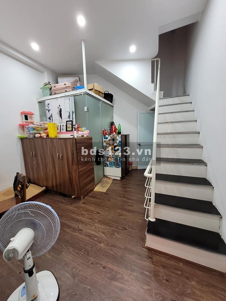 Cực hiếm nhà mặt đất giá lòng đất 2.05 tỷ có nhà 20m đúc 5 tầng kiên cố phố Khâm Thiên