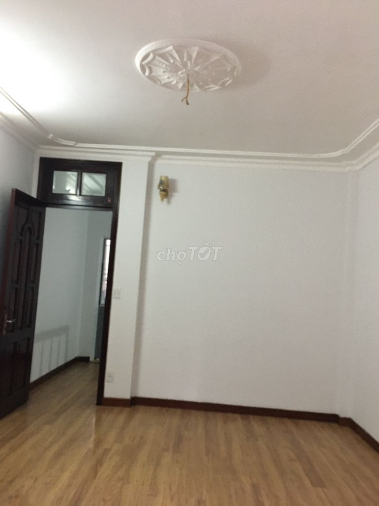 Cần bán nhà 4 tầng lô góc nhà xây kiên cố rất đẹp vào ở ngay tại phố chợ Khâm Thiên
