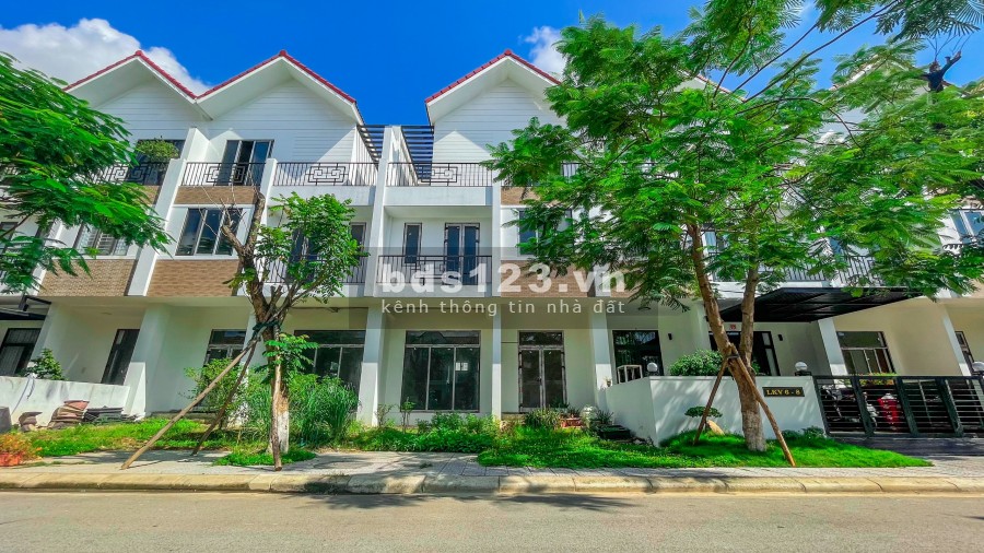 Bán nhà nguyên căn 3 tầng đúc hướng Nam 2 mặt tiền khu B Royal Park, giá tốt thương lượng