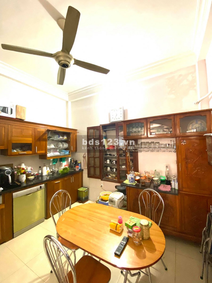 Bán nhà ô tô tránh trước cổng nhà đẹp ở ngay, tặng nội thất cơ bản, 5 tầng đúc, 6 pn