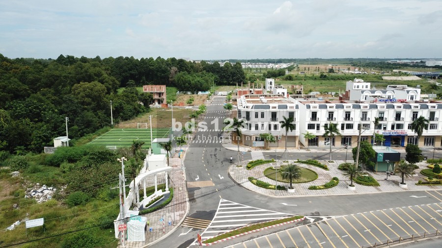 Nhà phố 1 trệt 2 lầu, dt sàn 184m2, sổ hoàn công ngân hàng hỗ trợ tối đa 70% sổ bàn giao ngay