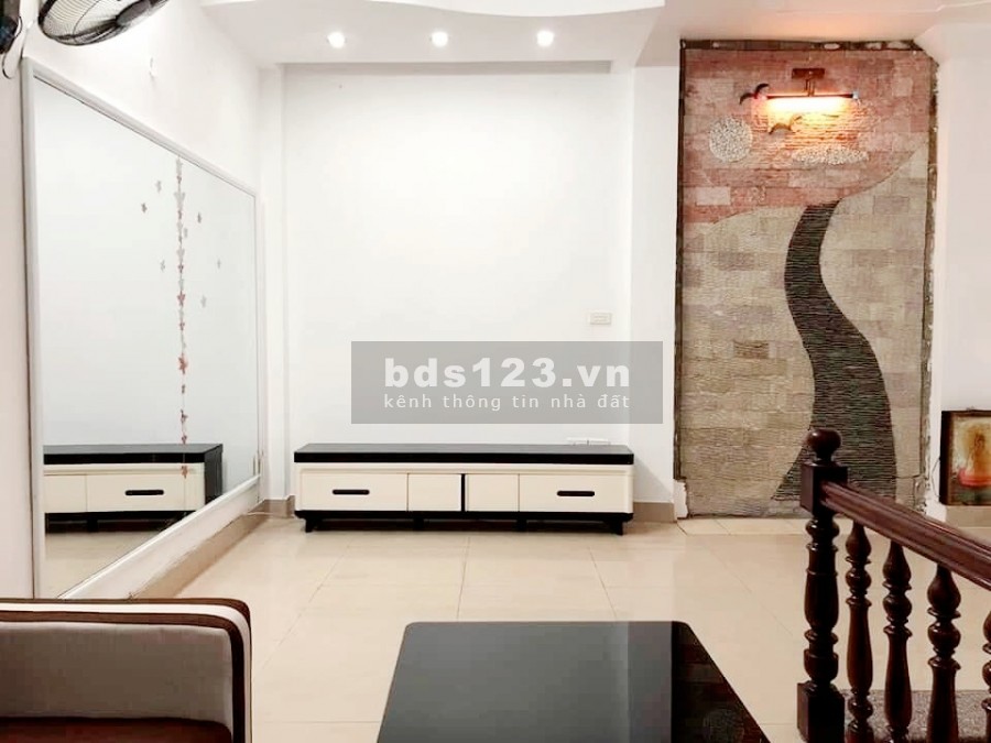Bán nhà đẹp, giá hợp lý Đường Láng dt 33m2 5 tầng, mt 5,8m giá bán 3.15 tỷ, sổ sẵn chính chủ