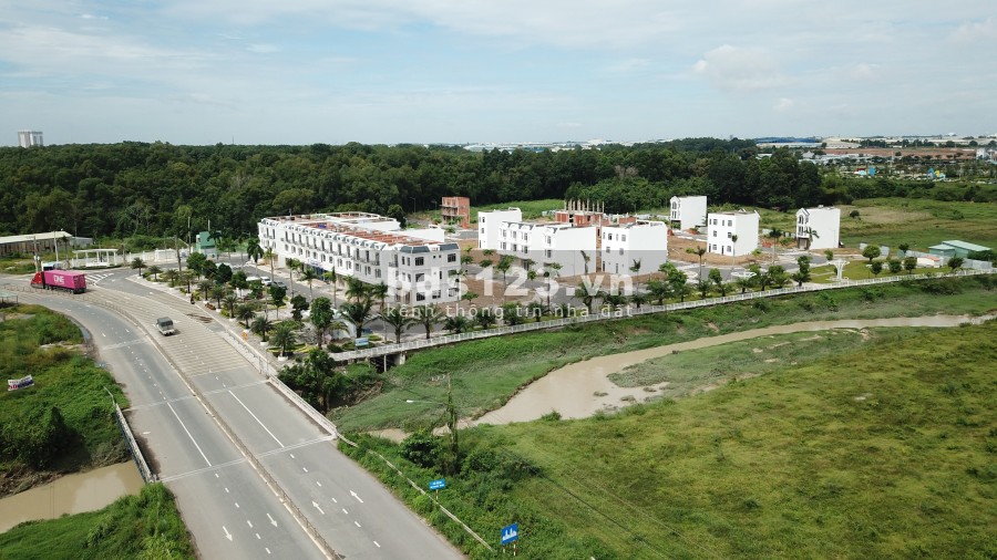 Nhà phố 1 trệt 2 lầu, dt sàn 184m2, sổ hoàn công ngân hàng hỗ trợ tối đa 70% sổ bàn giao ngay