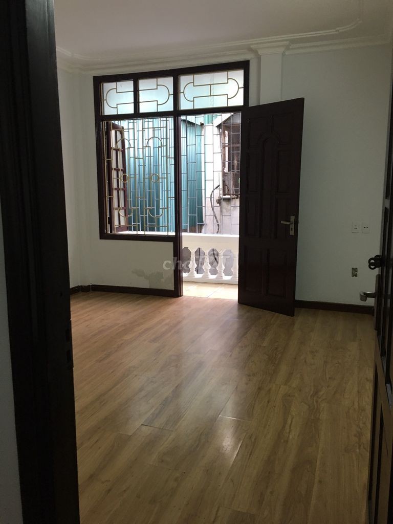 Cần bán nhà 4 tầng lô góc nhà xây kiên cố rất đẹp vào ở ngay tại phố chợ Khâm Thiên