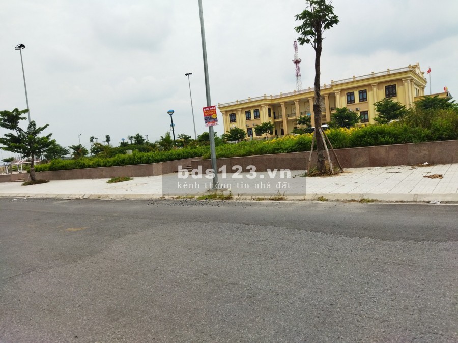 Cần tiền tôi bán nhanh lô đất DT: 92.5m2, đường rộng 15,5m gần bể bơi huyện Tiên Lữ, Hưng Yên