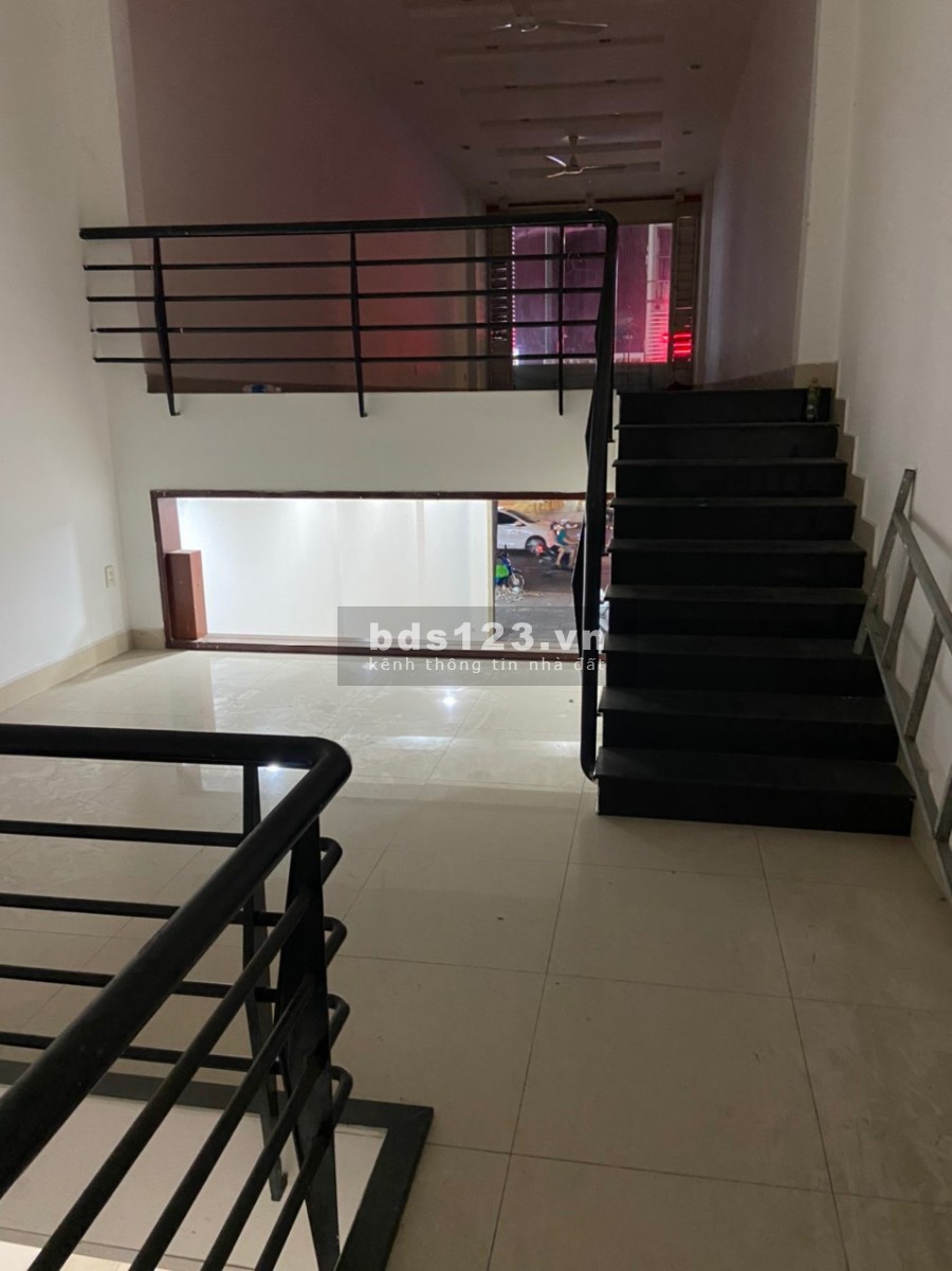 Cho thuê giá rẻ nhà MT Ngô Gia Tự diện tích 4x17m trệt lửng lầu trống suốt, lh 0915173553