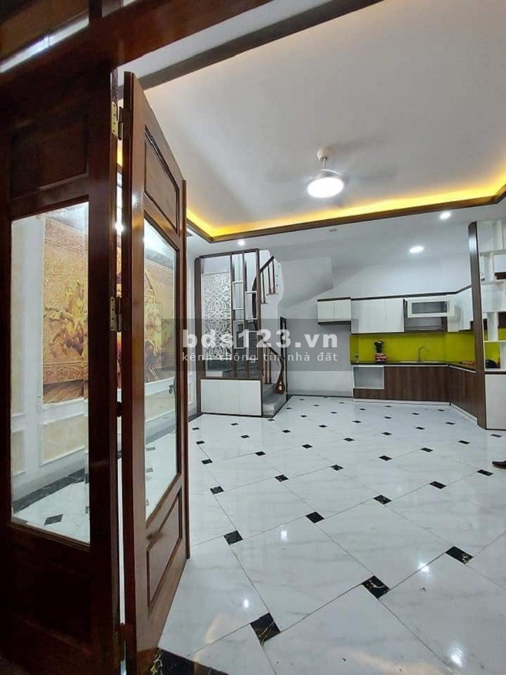 Bán nhà nguyên căn Định Công Quận Hoàng Mai, ô tô đỗ cửa dtsd 40m2, 5 tầng, giá 3.75 tỷ