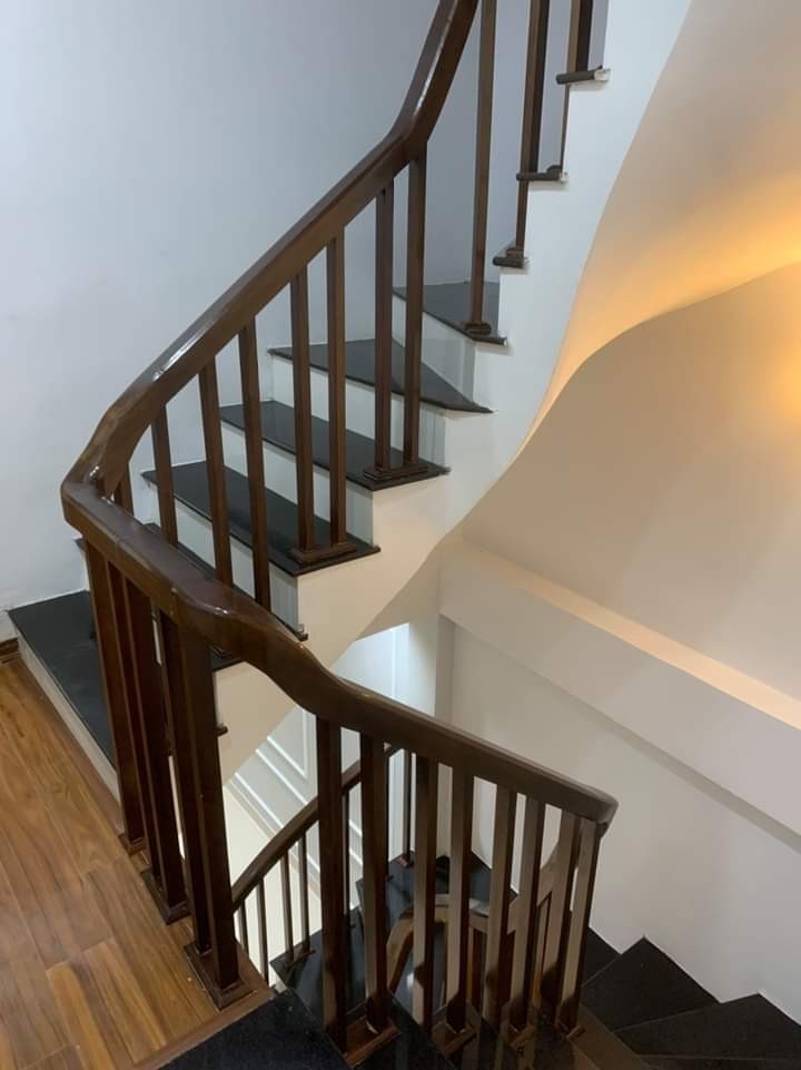 Nhà đẹp tiền hiếm ngõ rộng gần ô tô tại phố Lĩnh Nam dtsd 35m2, 5 tầng đú, giá. chỉ 2.95 tỷ