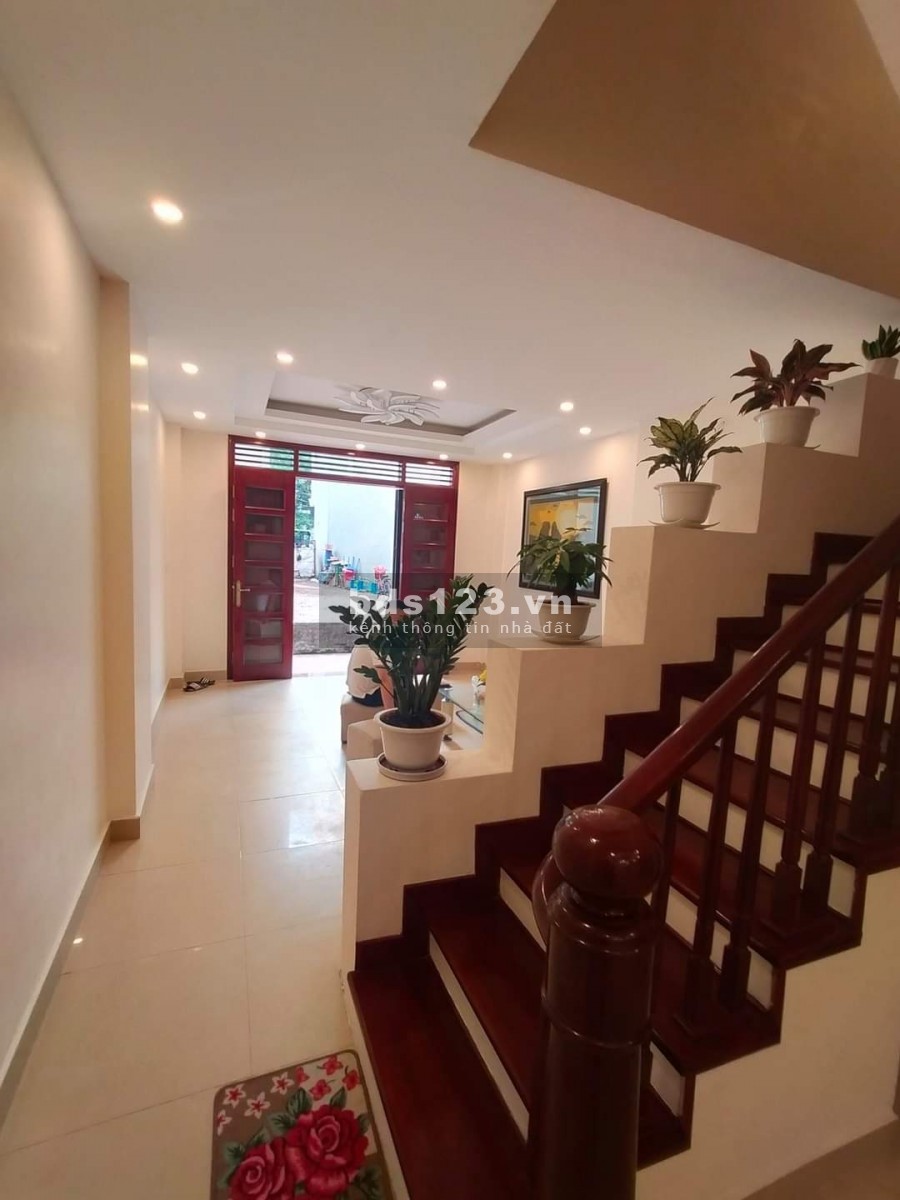 Bán nhà Tây Hồ, phố Lạc Long Quân dtsd 43m2 5 tầng mt 4m thoáng trước sau 5.7 Tỷ