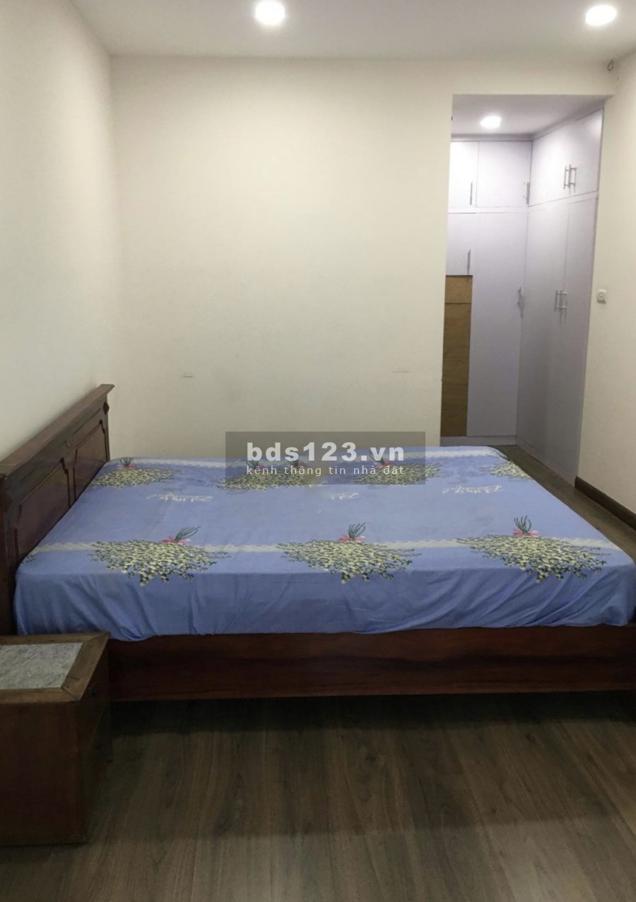 Cho thuê Chung cư A10 Nguyễn Chánh, căn 2 ngủ, đồ gần đủ, 11 triệu/th. LH 0377983070