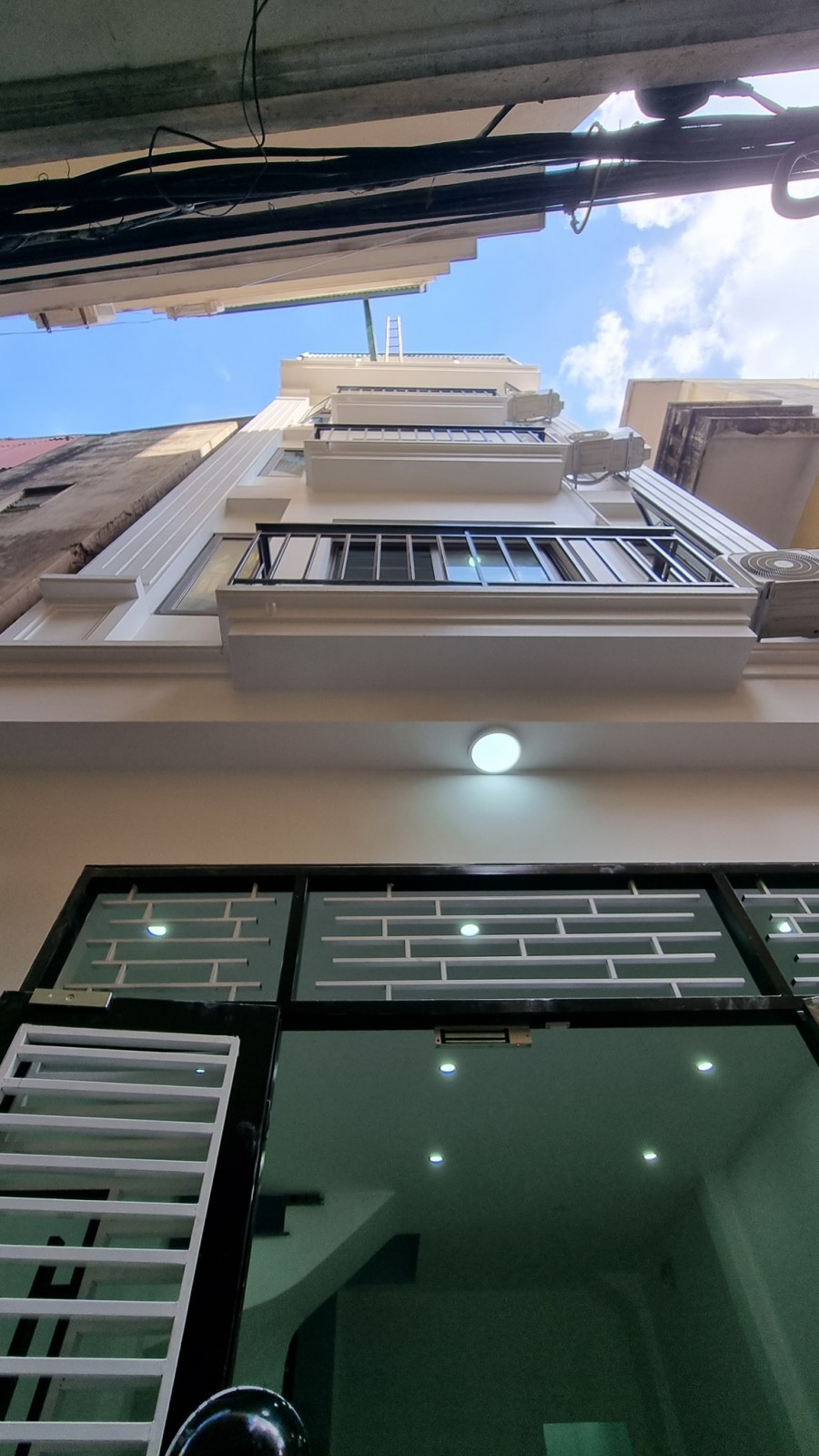 Bán nhà Hoàng Ngân, cách ô tô 5m, mới tinh cực đẹp 9 phòng, giá 6.35 tỷ, lh 0902224679