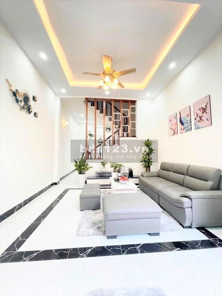 Bán Nhà Nguyễn Ngọc Vũ dtsd 38m2 2 mặt thoáng gần phố ô tô đỗ cổng lh Thiện 0334837326