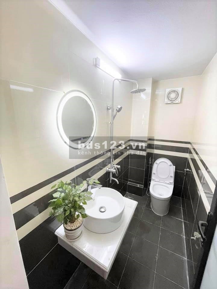 Bán Nhà Nguyễn Ngọc Vũ dtsd 38m2 2 mặt thoáng gần phố ô tô đỗ cổng lh Thiện 0334837326