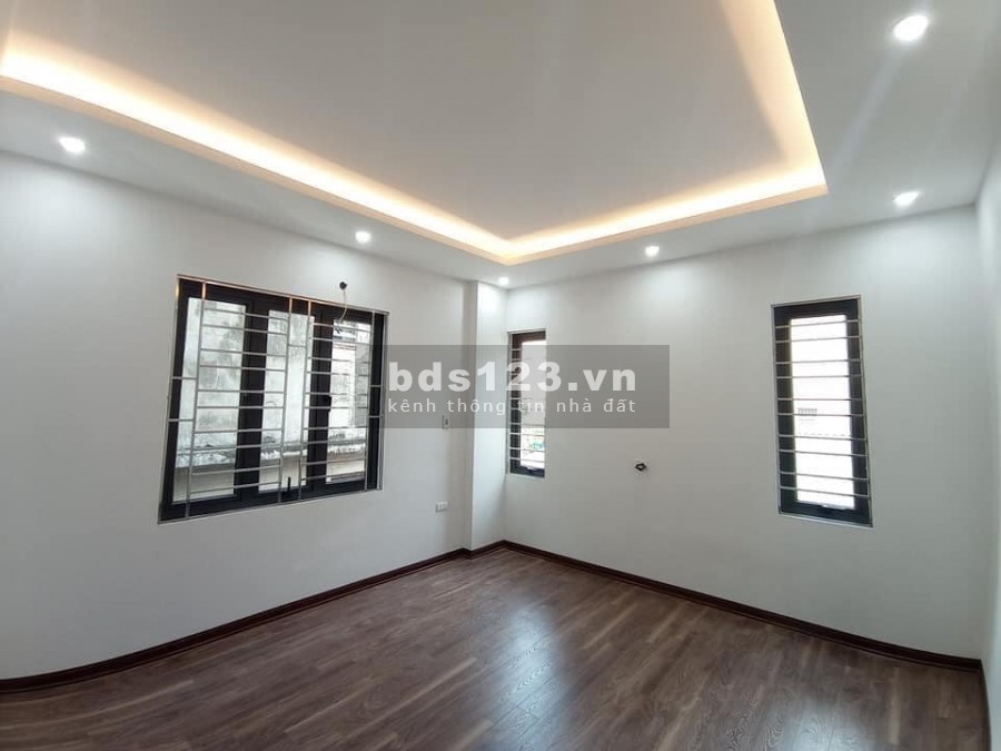 Bán nhà nguyên căn lô góc 5m ra phố, còn mới koong, diện tích 35m2 phố Yên Sở, giá 2.5 tỷ