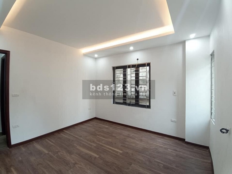 Bán nhà nguyên căn lô góc 5m ra phố, còn mới koong, diện tích 35m2 phố Yên Sở, giá 2.5 tỷ
