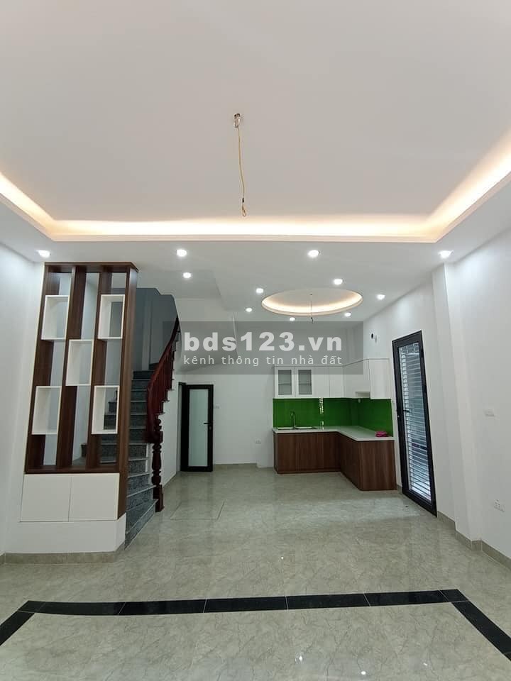 Bán nhà nguyên căn lô góc 5m ra phố, còn mới koong, diện tích 35m2 phố Yên Sở, giá 2.5 tỷ