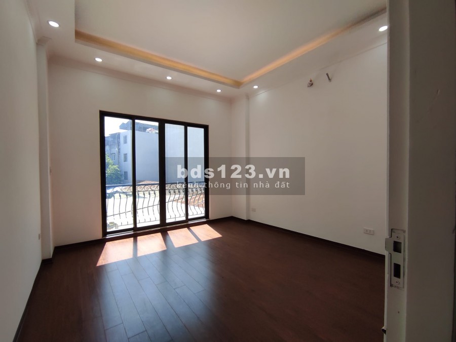 Nhà mới Bồ Đề, ô tô, diện tích sử dụng 50m2, đúc kiên cố 5 tầng, mặt tiền 4m, giá 5.5 tỷ