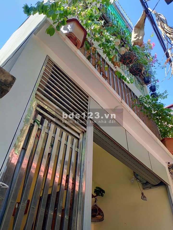 Nhà Trung Kính đường đôi 37m tặng kèm nội thất gỗ Lim, o tô đỗ cửa, khu dân trí cao