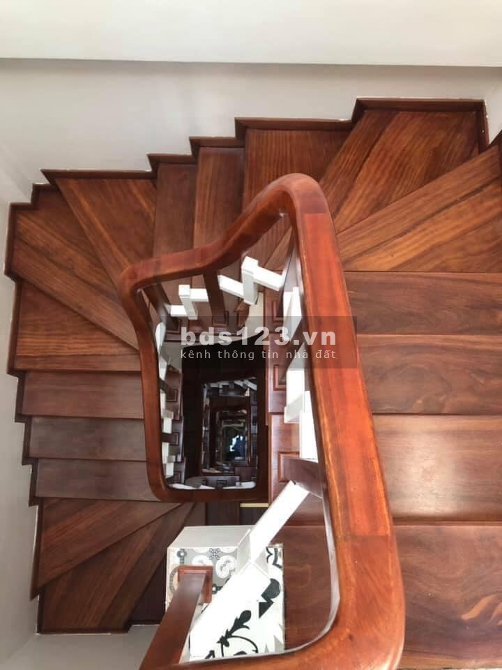 Nhà Trung Kính đường đôi 37m tặng kèm nội thất gỗ Lim, o tô đỗ cửa, khu dân trí cao