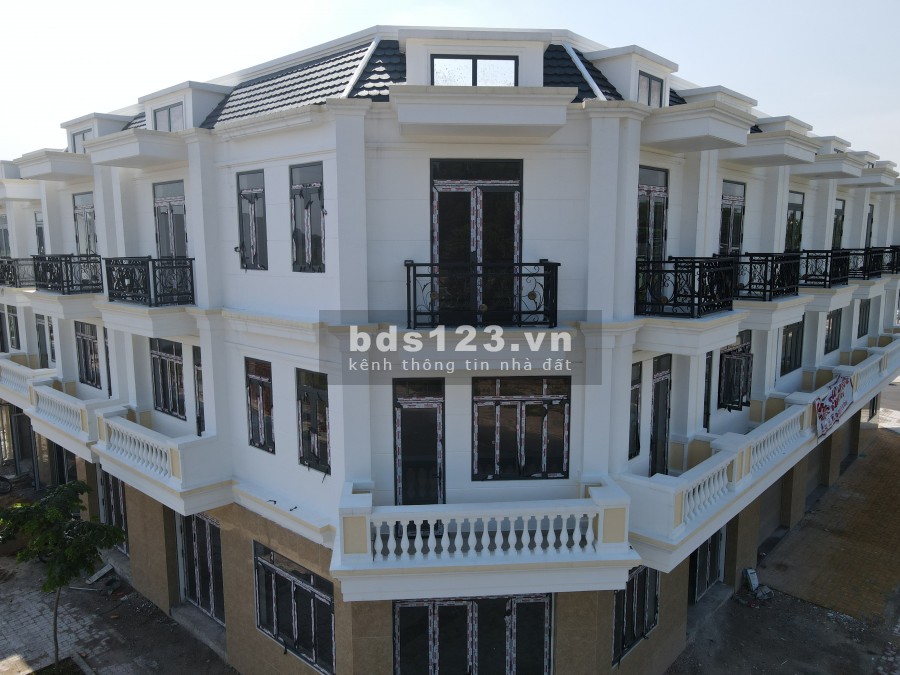 Cần Bán căn góc 2 lầu đối diện trung tâm Thương mại 6 tầng Phú Chánh giá bán 5.9 tỷ