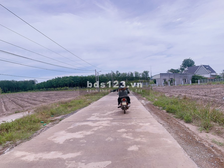 Nhà ngoại tôi bán miếng đất diện tích 625m2, giá chỉ hơn 1tr/m2 sau KCN Minh Hưng Hàn Quốc