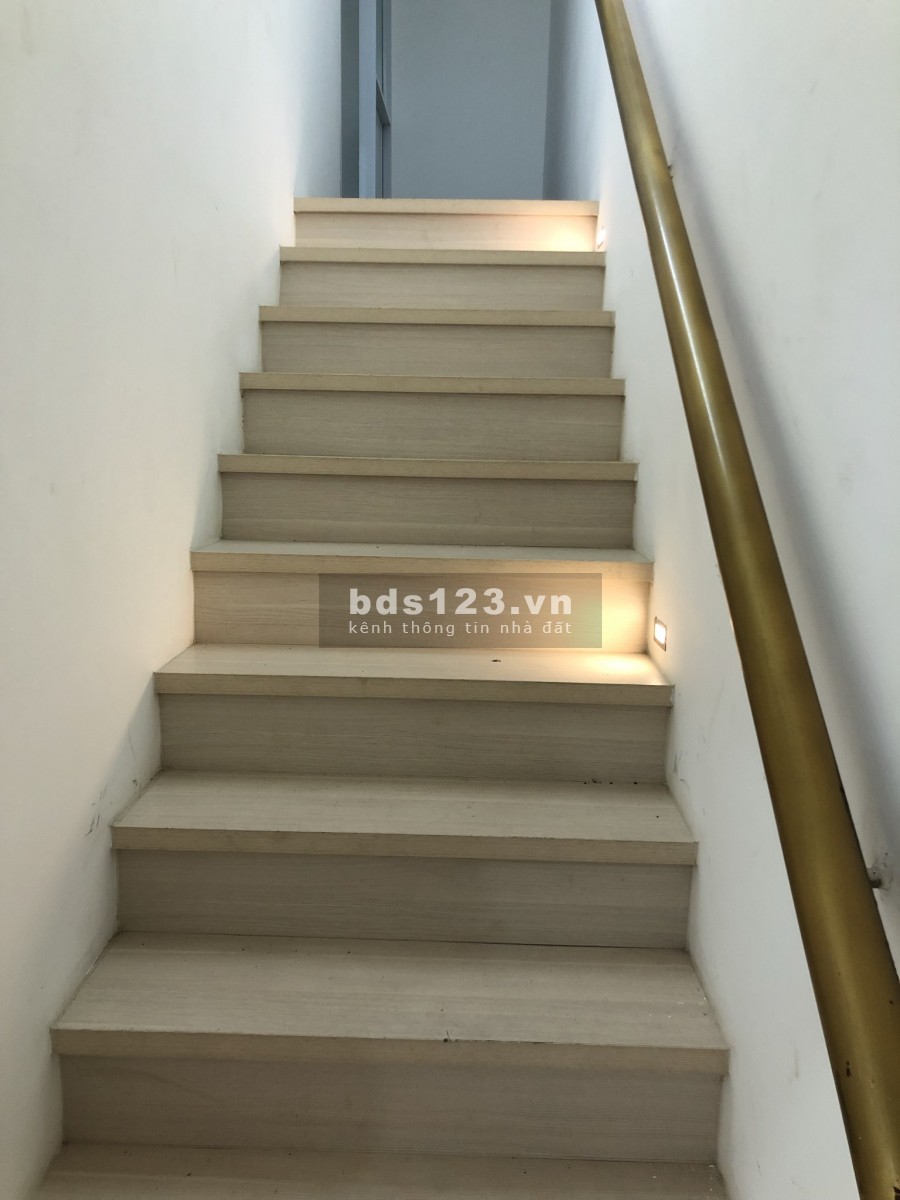 Chính chủ cần bán gấp nhà mặt tiền khu nhà liền kề Quận 7, giá 11 tỷ, giấy tờ đầy đủ, lhcc