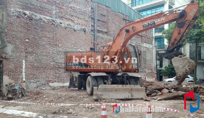 Bán đất mặt phố Trường Chinh, diện tích 107m2, giá bán 29.5 tỷ, kinh doanh vỉa hè rộng