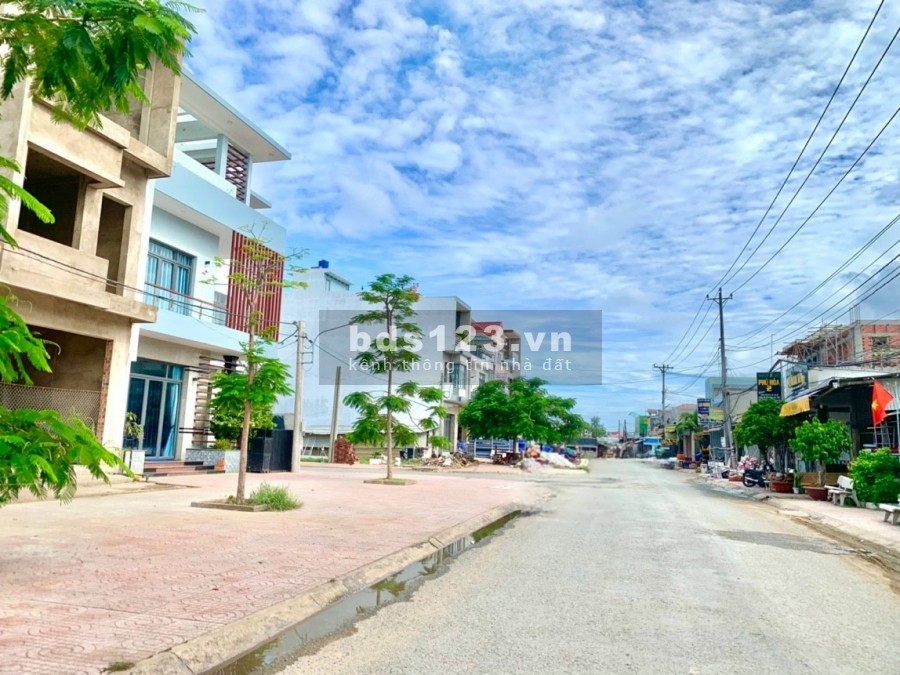 Đất nền chợ mới Thạnh Phú, Bến Tre, giá tốt đầu tư chỉ 12 triệu/m2, sổ sẵn chính chủ