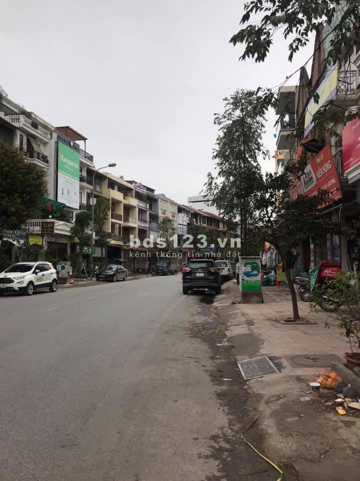 Bán đất 300m2 Đông Thắng Đông Ngạc, ô tô tránh, vỉa hè phân lô, liên hệ 0942.861188