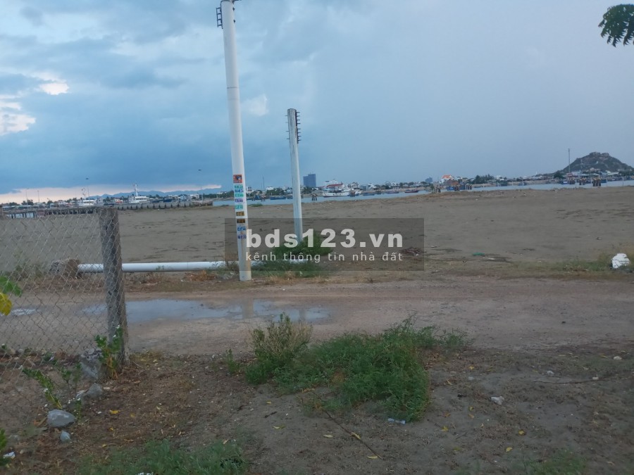 Tôi cần bán gấp 700m2 đất được lên thổ đường 702 , Mt bờ kè cách biển ninh chử 50m