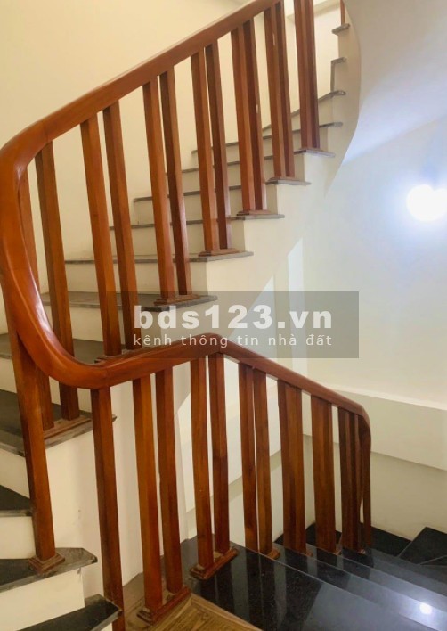 Bán nhà hiếm Quang Tiến ô tô đỗ cửa dtsd 35m2, 5 tầng mặt tiền rộng, giá chỉ 2.75 tỷ