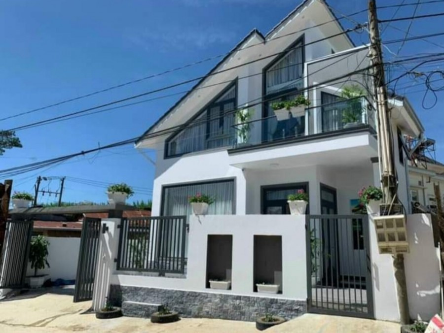 Bán nhà siêu đẹp tại Nam Hồ Đà Lạt mặt tiền đường lớn, diện tích 90m2, vừa mới xây