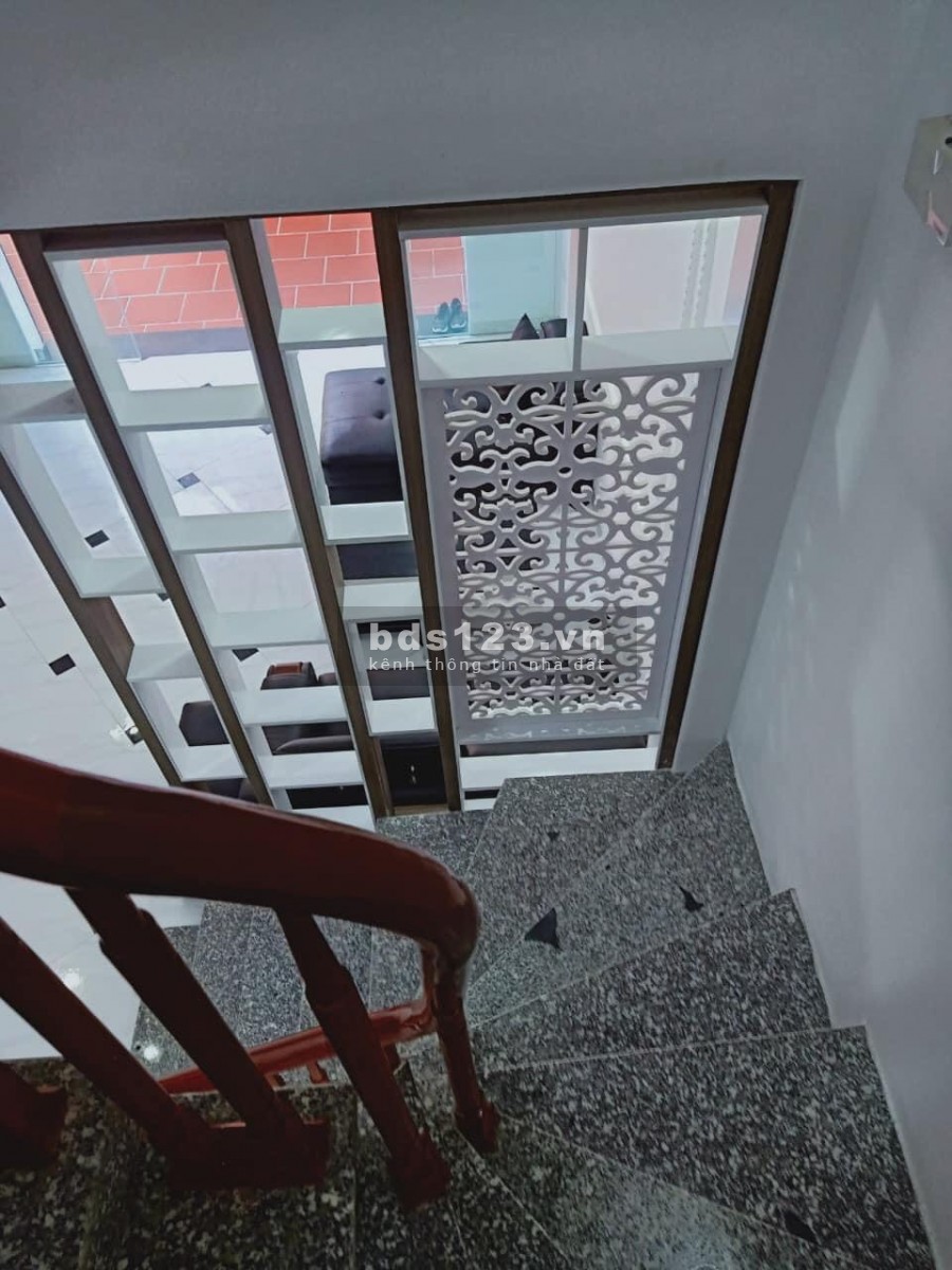 Bán nhà ô tô đổng cổng Thuỵ Phương Bắc Từ Liêm dt 31m2, 5 tầng mt 4.2m, giá 3.05 tỷ