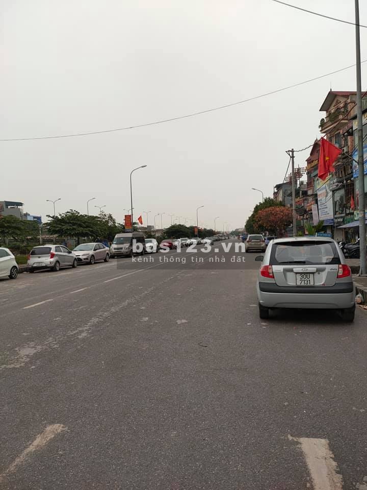 Lô góc kinh doanh bất chấp mặt đường 2 ô tô tải tránh nhau, sổ đỏ cất két, sẵn sàng giao dịch