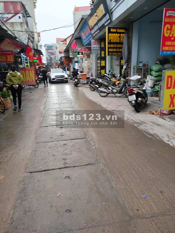 Lô góc kinh doanh bất chấp mặt đường 2 ô tô tải tránh nhau, sổ đỏ cất két, sẵn sàng giao dịch