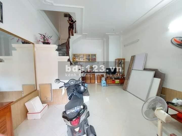 Bán nhà mặt phố Huỳnh Thúc Kháng khu dân trí cao, ô tô tránh, dtsd 34m2, giá 3,6 tỷ