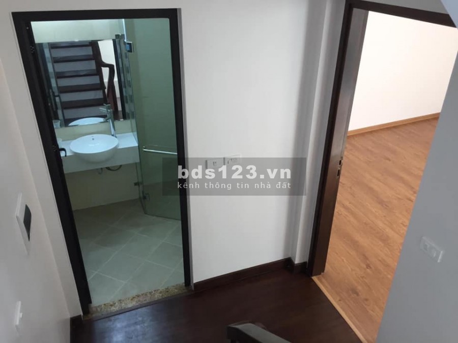 Nhà đẹp 5 tầng, mặt tiền 7m ngõ 105 Láng Hạ thông nhiều phía, diện tích 35m2 giá bán 4.9 tỷ