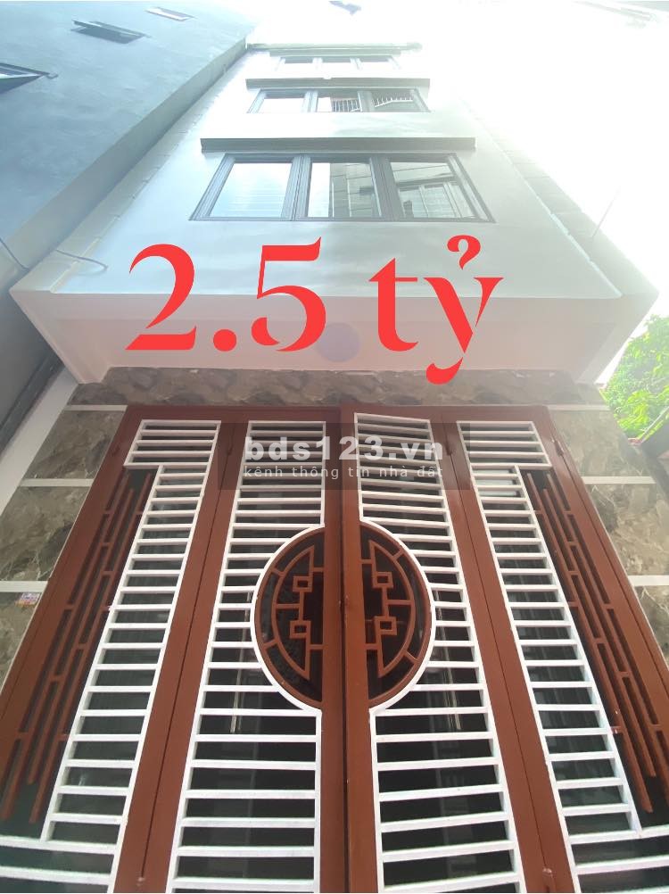 Ô tô đổ cổng nhà mới kinh koong sổ đỏ riêng nở hậu Linh Nam gia chỉ 2.53 tỷ, đúc 4 tầng