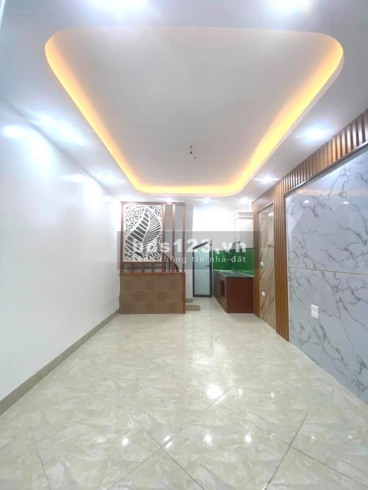 Ô tô đổ cổng nhà mới kinh koong sổ đỏ riêng nở hậu Linh Nam gia chỉ 2.53 tỷ, đúc 4 tầng