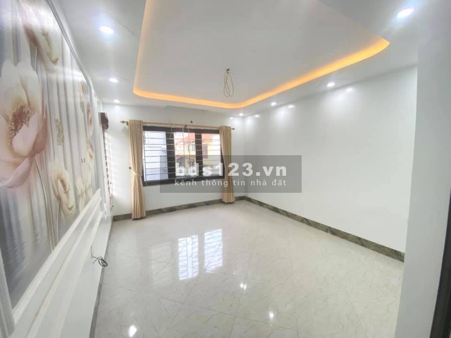 Ô tô đổ cổng nhà mới kinh koong sổ đỏ riêng nở hậu Linh Nam gia chỉ 2.53 tỷ, đúc 4 tầng