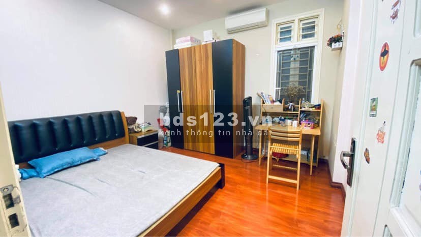 Bán Nhà Phố Đông Tác Quận Đống Đa gara ô tô giá chưa đến 100 triệu/m2, sổ đẹp vuông vức