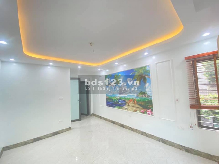 Ô tô đổ cổng nhà mới kinh koong sổ đỏ riêng nở hậu Linh Nam gia chỉ 2.53 tỷ, đúc 4 tầng