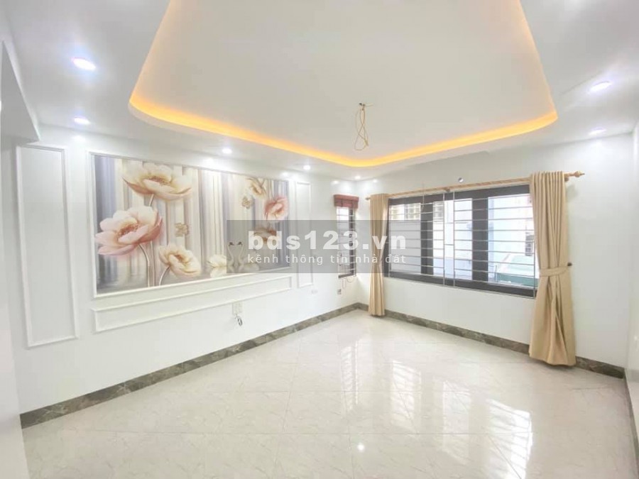 Ô tô đổ cổng nhà mới kinh koong sổ đỏ riêng nở hậu Linh Nam gia chỉ 2.53 tỷ, đúc 4 tầng