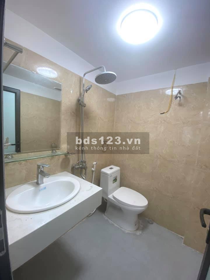 Ô tô đổ cổng nhà mới kinh koong sổ đỏ riêng nở hậu Linh Nam gia chỉ 2.53 tỷ, đúc 4 tầng