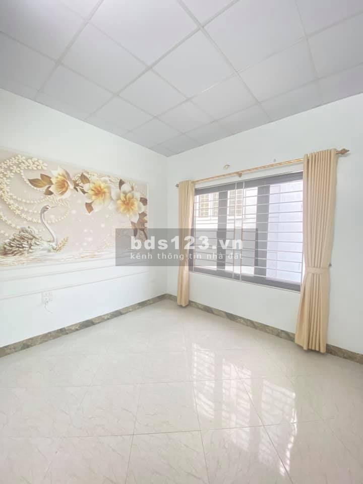 Ô tô đổ cổng nhà mới kinh koong sổ đỏ riêng nở hậu Linh Nam gia chỉ 2.53 tỷ, đúc 4 tầng