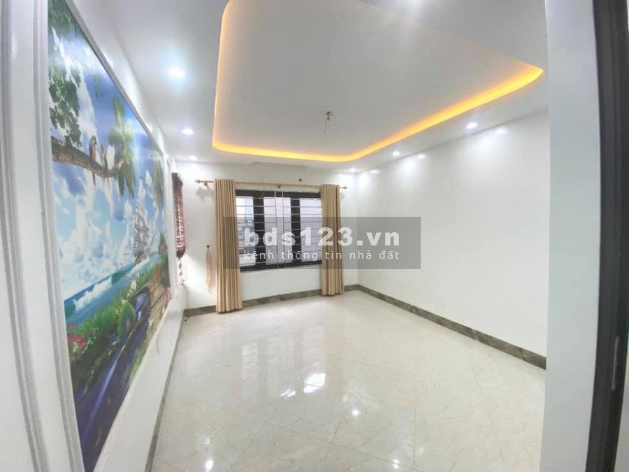 Ô tô đổ cổng nhà mới kinh koong sổ đỏ riêng nở hậu Linh Nam gia chỉ 2.53 tỷ, đúc 4 tầng